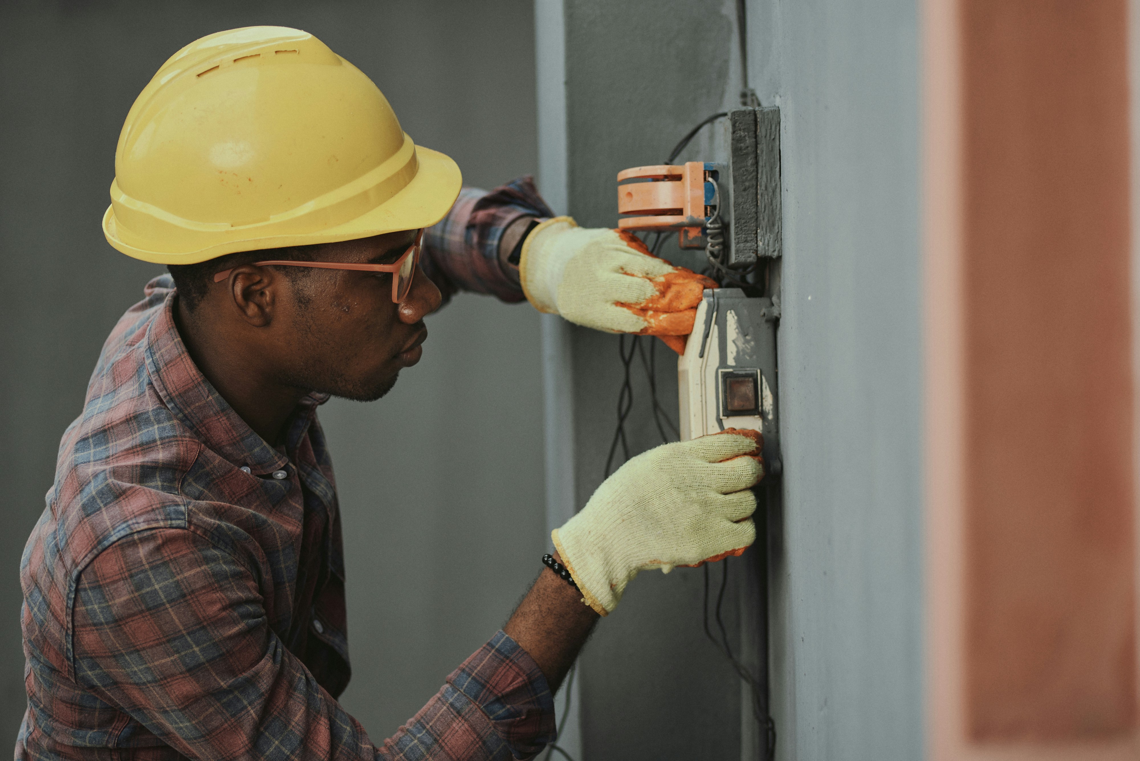 Electricista industrial Distrelec Noroeste trabajando en cuadro eléctrico